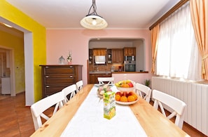 Standard-Apartment, 3 Schlafzimmer (0403) | Essbereich im Zimmer