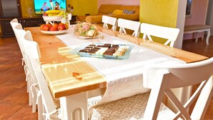 Apartamento estándar, 3 habitaciones (0403) | Servicio de comidas en la habitación