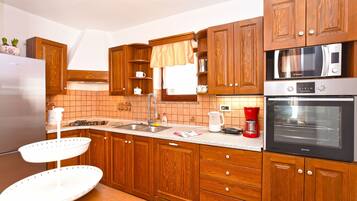 Departamento estándar, 3 habitaciones (0403) | Cocina privada | Refrigerador, microondas, horno y parrilla de estufa