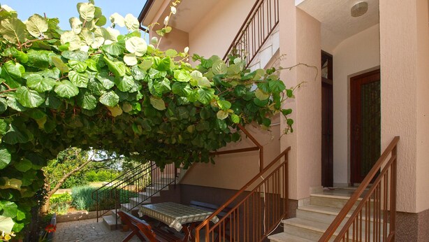 A staircase with a wooden handrail leading to a landing. - Apartment 1563 (Pula)