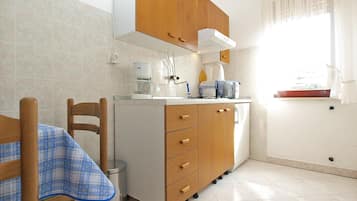 Standard Apartment, 2 Bedrooms (1563/16007) | Private kitchen | Fridge, microwave, stovetop, electric kettle