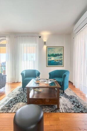 Standard Apartment, 3 Bedrooms (0406) | Living area | TV - Apartment 1564 (Pula)