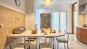 Una cocina moderna con una isla central, horno empotrado y refrigerador.