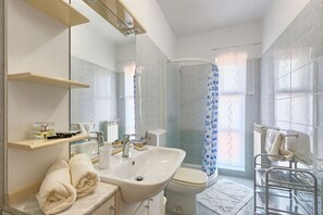 Appartement Standard, 3 chambres (0406) | Salle de bain | Douche, séchoir à cheveux, serviettes fournies, savon