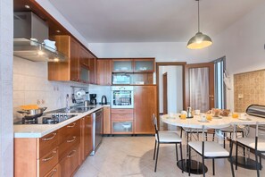 Standard Apartment, 3 Bedrooms (0406) | Private kitchen | Fridge, microwave, oven, stovetop