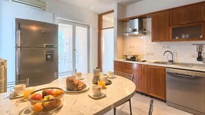 Una cocina moderna con horno integrado, lavamanos y armarios de madera.
