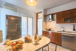 Standard Apartment, 3 Bedrooms (0406) | In-room dining - Apartment 1564 (Pula)