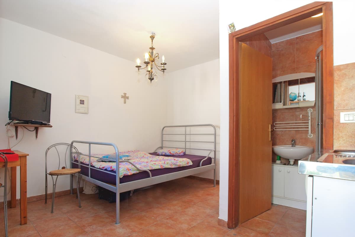 1 habitación, tabla de planchar con plancha, wifi gratis y ropa de cama 