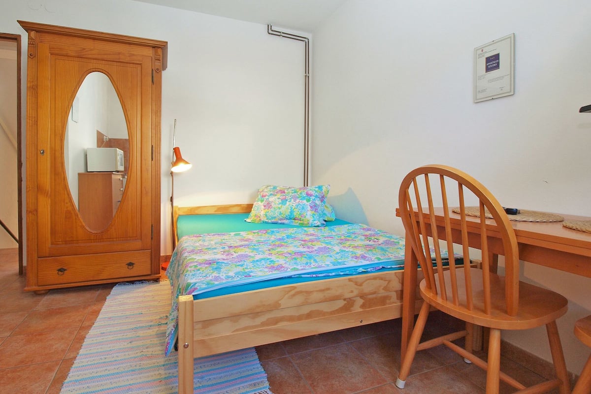 1 habitación, tabla de planchar con plancha, wifi gratis y ropa de cama 