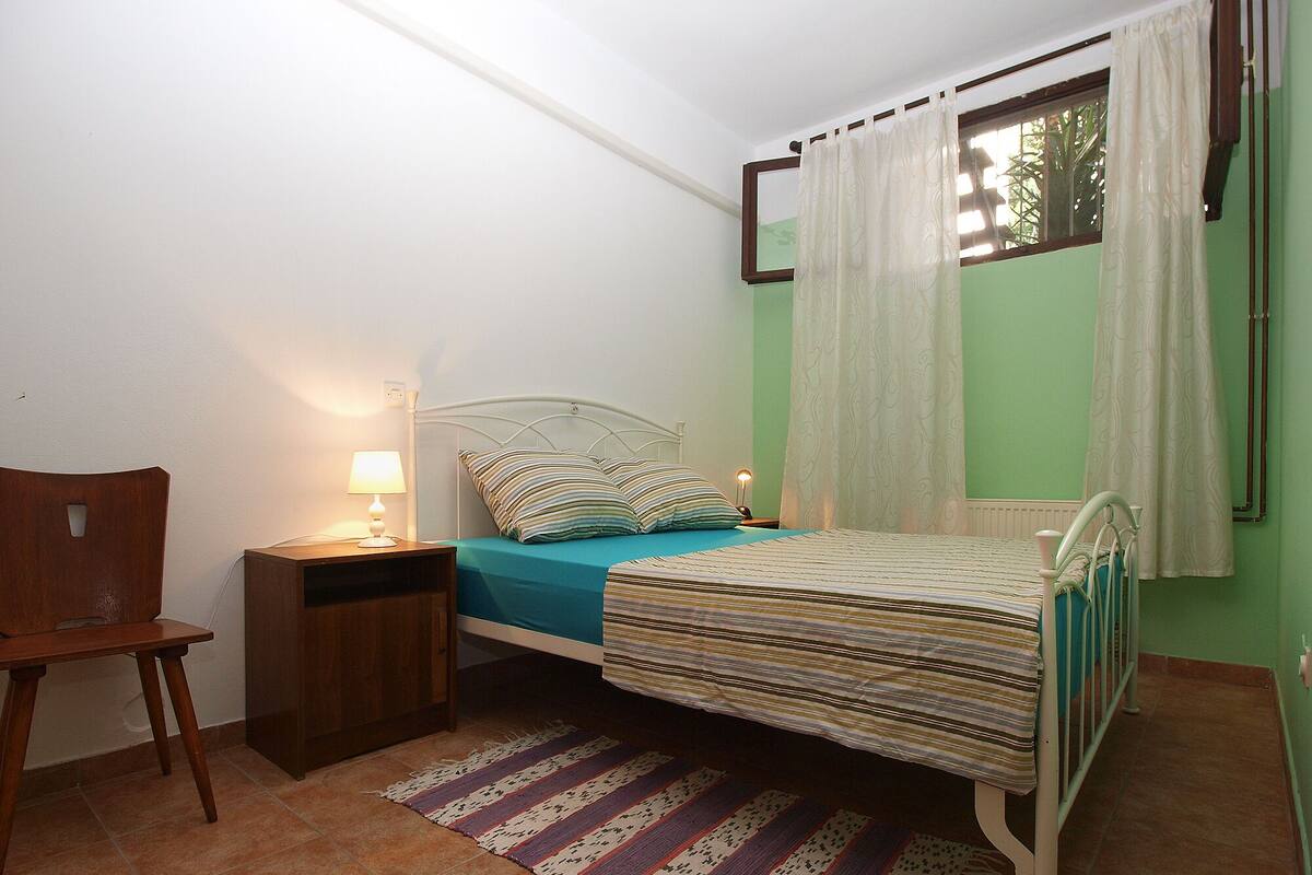 1 habitación, tabla de planchar con plancha, wifi gratis y ropa de cama 