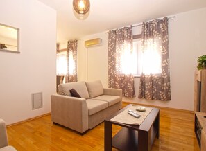 สแตนดาร์ดอพาร์ทเมนท์, 3 ห้องนอน (1573/16141) | บริเวณนั่งเล่น | ทีวี