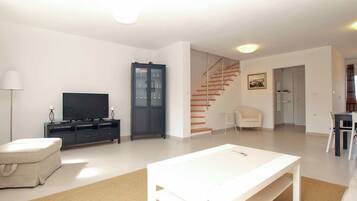 Standard House, 3 Bedrooms (0410) | Living area | TV