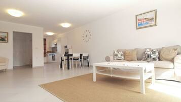 Standard House, 3 Bedrooms (0410) | Living area | TV