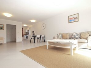 Standard House, 3 Bedrooms (0410) | Living area | TV