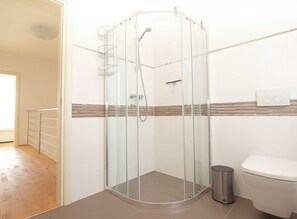 Maison Standard, 3 chambres (0410) | Douche de la salle de bain