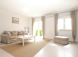 Standard-Haus, 3 Schlafzimmer (0410) | Wohnzimmer | Fernseher