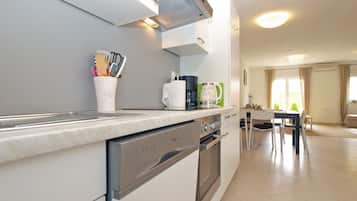 Standard House, 3 Bedrooms (0410) | Private kitchen | Fridge, microwave, electric kettle