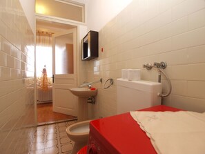 Standard Apartment, 1 Bedroom (1582/16223) | Bathroom | Deep soaking tub, hair dryer, towels - Apartment 1582 (Medulin)