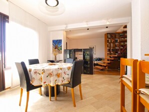 Standard-Apartment, 2 Schlafzimmer (1583/16222) | Essbereich im Zimmer