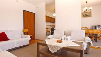 Standard Apartment, 1 Bedroom (1586/16261) | Living area | TV