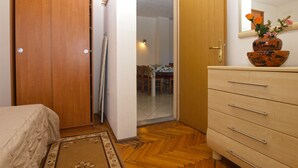 Makuuhuoneessa on puinen vaatekaappi, yöpöytä ja laatikoilla varustettu lipasto.