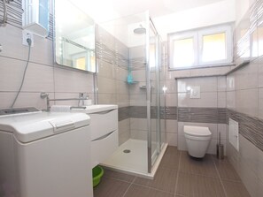 Standard-Apartment, 2 Schlafzimmer (0416) | Badezimmer | Dusche, Haartrockner, Handtücher, Shampoo