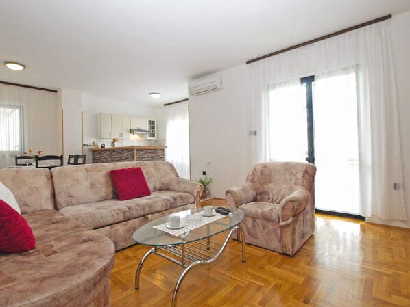 Standard Apartment, 2 Bedrooms (0417) | Living room | TV