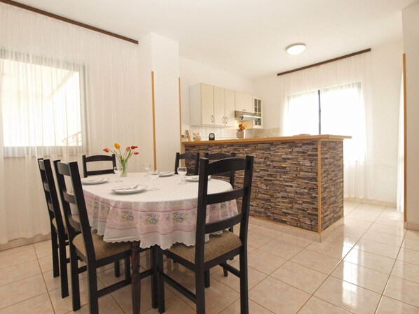 Appartement Standard, 2 chambres (0417) | Repas dans la chambre