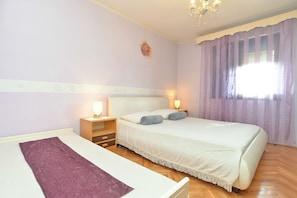 2 habitaciones, tabla de planchar con plancha y cunas gratuitas 