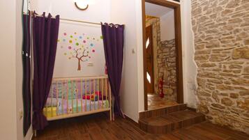 Rumah Standar, 3 kamar tidur (0419) | 3 kamar tidur, meja kerja, kedap suara, dan setrika/meja setrika