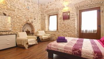 3 bedrooms, desk, soundproofing, iron/ironing board