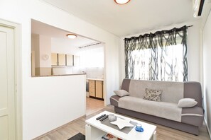 Standard-Apartment, 1 Schlafzimmer (0420) | Wohnbereich | Fernseher