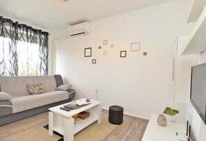 Standard Apartment, 1 Bedroom (0420) | Living area | TV