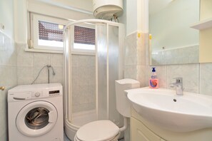 Standard-huoneisto, 1 makuuhuone (0420) | Kylpyhuone | Suihku, hiustenkuivaaja, pyyhkeet