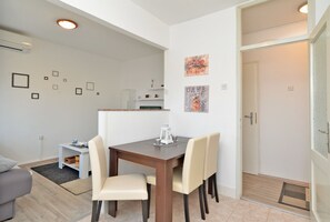 Standard Apartment, 1 Bedroom (0420) | In-room dining