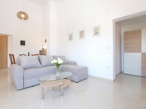 Standard-Apartment, 2 Schlafzimmer (0421) | Wohnzimmer | Fernseher