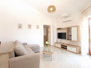 Standard-Apartment, 2 Schlafzimmer (0421) | Wohnzimmer | Fernseher