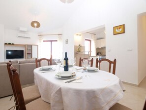 Standard Apartment, 2 Bedrooms (0421) | In-room dining