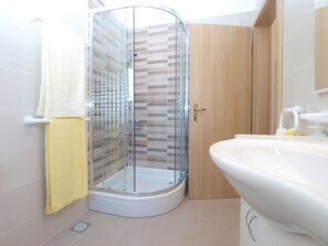 Standard Apartment, 2 Bedrooms (0421) | Bathroom | Deep soaking tub, hair dryer, towels