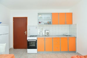 Departamento estándar, 1 habitación (1613/16626) | Cocineta privada | Refrigerador, horno, parrilla de estufa y tetera eléctrica