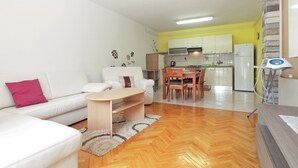 A modern apartment with a living room, dining area, and kitchen. - Apartment 1623 (Fazana)