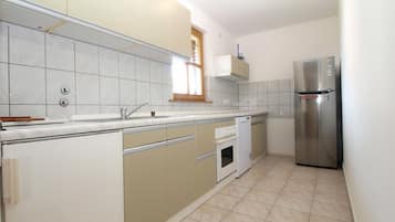 Standard Apartment, 3 Bedrooms (1624/16704) | Private kitchen | Cookware/dishes/utensils