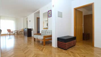 Standard Apartment, 3 Bedrooms (1624/16704) | Living area | TV