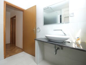 Standard Apartment, 3 Bedrooms (1624/16704) | Bathroom sink