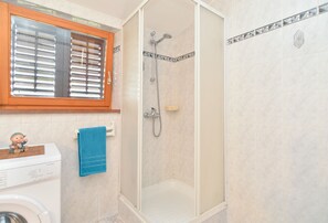 Standard Apartment, 2 Bedrooms (0426) | Bathroom | Shower, hair dryer, bidet, towels