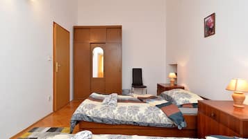2 bedrooms, iron/ironing board, free WiFi, bed sheets