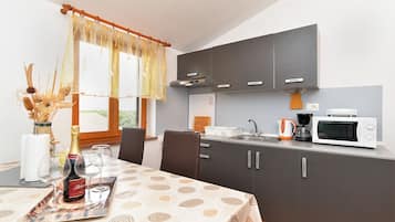 Apartemen Standar, 2 kamar tidur (0426) | Dapur pribadi | Lemari es, microwave, oven, dan kompor