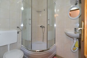 Departamento estándar, 2 habitaciones (1631/39597) | Baño | Regadera y toallas 