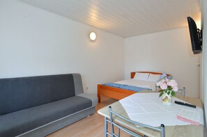 Departamento estándar, 2 habitaciones (1631/39597) | Área de sala de estar | Televisión 