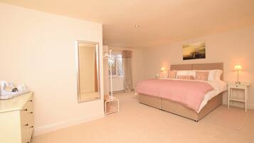 Chambre Supérieure Double ou avec lits jumeaux, 1 trÚs grand lit et 1 canapé-lit | Literie de qualité supérieure, rideaux occultants